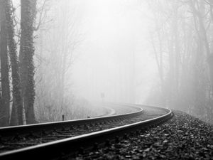 Превью обои рельсы, железная дорога, туман, поворот, черно-белые, мрачные