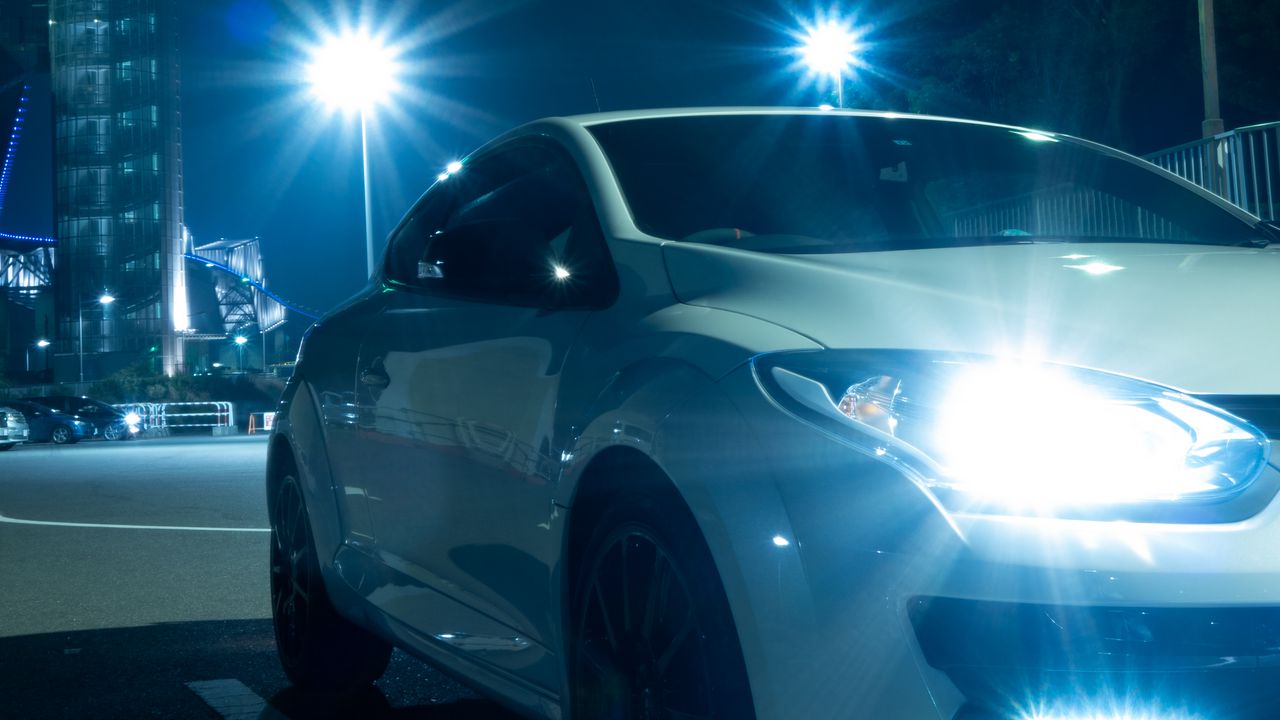 Обои renault megane, фары, свет, ночь
