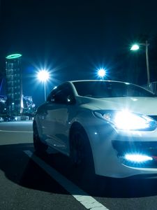 Превью обои renault megane, фары, свет, ночь