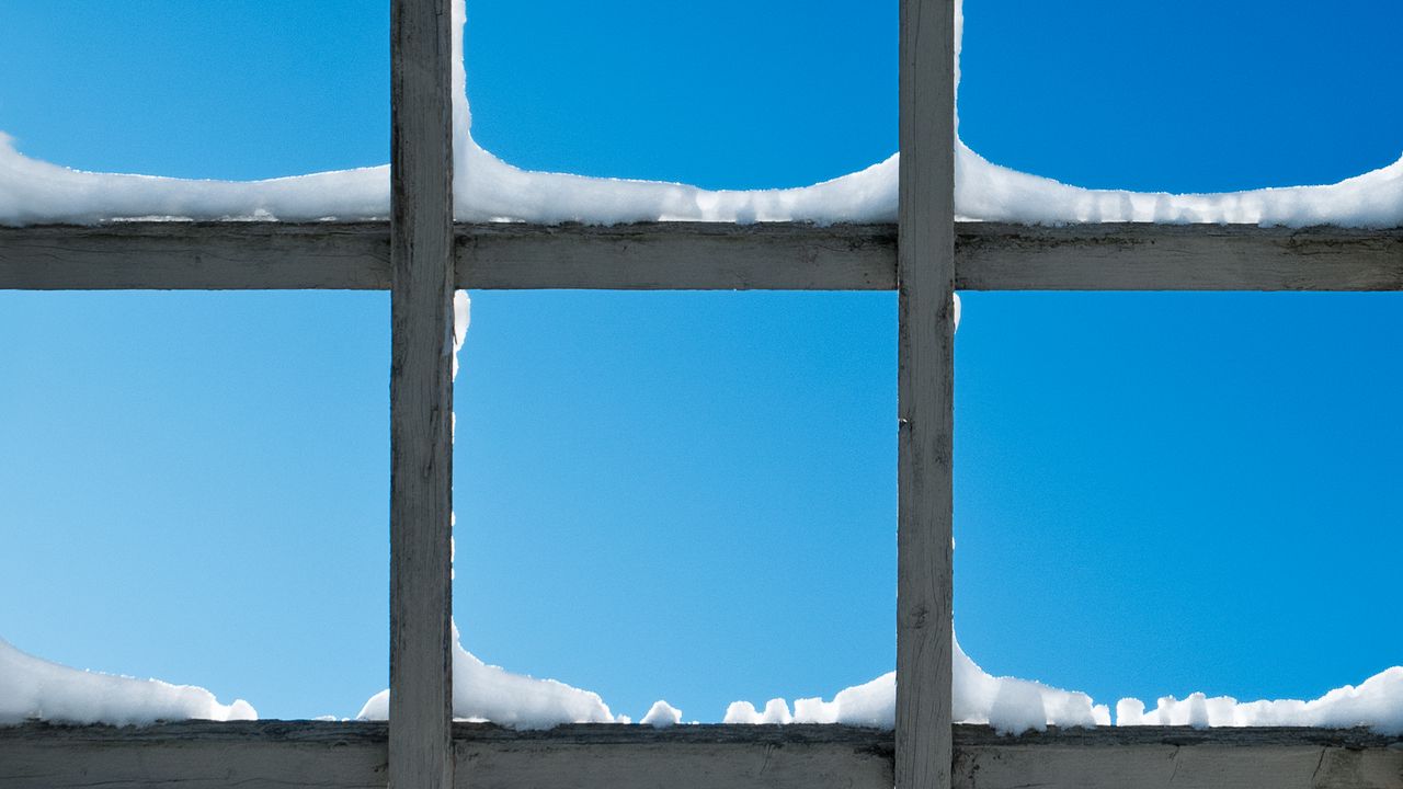 Обои решетка, окно, снег, небо