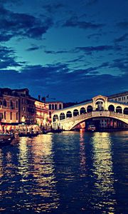 Превью обои rialto bridge, италия, мост риальто, ночь, река, здания