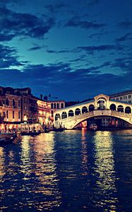 Превью обои rialto bridge, италия, мост риальто, ночь, река, здания