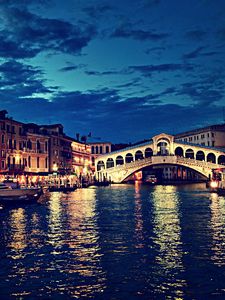 Превью обои rialto bridge, италия, мост риальто, ночь, река, здания