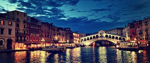 Превью обои rialto bridge, италия, мост риальто, ночь, река, здания