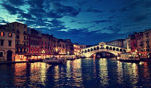 Превью обои rialto bridge, италия, мост риальто, ночь, река, здания