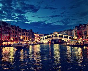 Превью обои rialto bridge, италия, мост риальто, ночь, река, здания