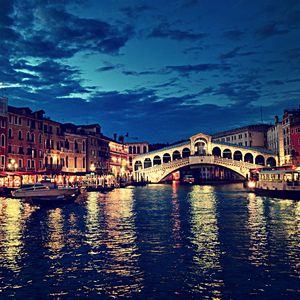 Превью обои rialto bridge, италия, мост риальто, ночь, река, здания