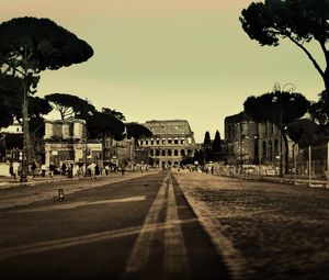 Превью обои рим, италия, колизей, город, улица, люди, дорога, деревья