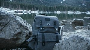 Превью обои рюкзак, гора, озеро, берег, природа, серый