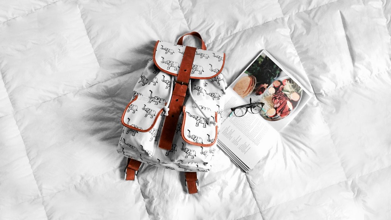 Обои рюкзак, журнал, очки, постель