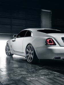 Превью обои rolls royce, wraith, белый, вид сзади