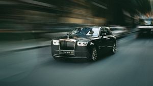 Превью обои rolls-royce, автомобиль, черный, улица, скорость, размытость