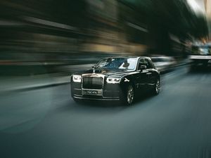 Превью обои rolls-royce, автомобиль, черный, улица, скорость, размытость