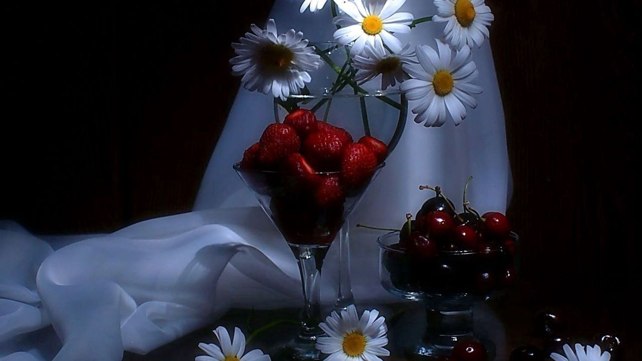 Обои ромашки, цветы, клубника, черешня, лето, натюрморт