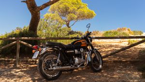 Превью обои royal enfield, мотоцикл, оранжевый, дерево, тени