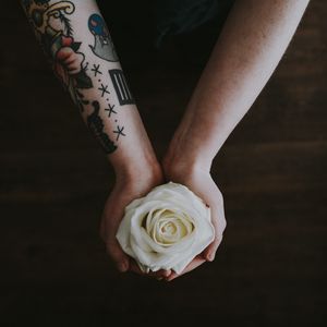 Превью обои роза, руки, татуировка, цветок, бутон