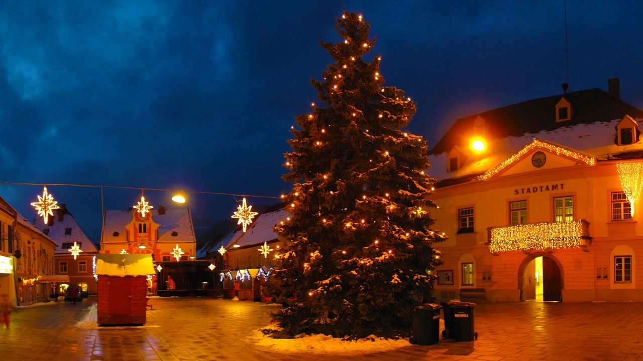 Обои рождественская елка, гирлянды, улица, ночь