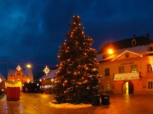 Превью обои рождественская елка, гирлянды, улица, ночь