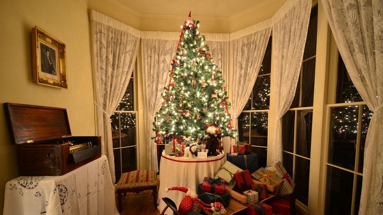 Обои рождественская елка, подарки, сани, комната