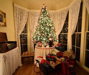 Превью обои рождественская елка, подарки, сани, комната