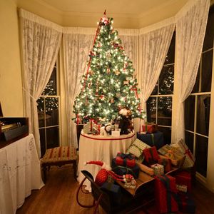Превью обои рождественская елка, подарки, сани, комната