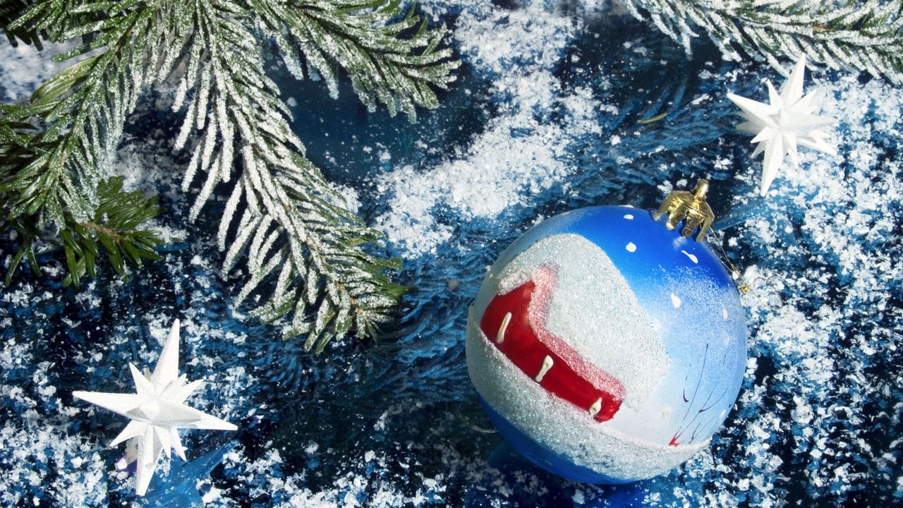 Обои рождество, новый год, шар, елка, украшение, синий, снег