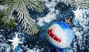 Превью обои рождество, новый год, шар, елка, украшение, синий, снег