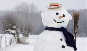 Превью обои рождество, новый год, снеговик, метла, шарф, шляпа