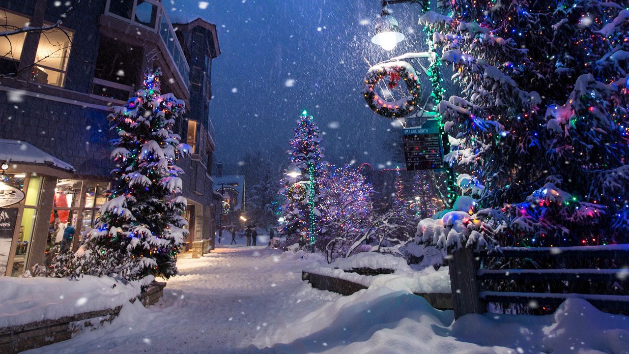 Скачать 1280x720 рождество, новый год, зима, улица, снегопад, настроение  обои, картинки hd, hdv, 720p