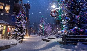 Превью обои рождество, новый год, зима, улица, снегопад, настроение
