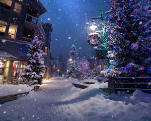 Превью обои рождество, новый год, зима, улица, снегопад, настроение
