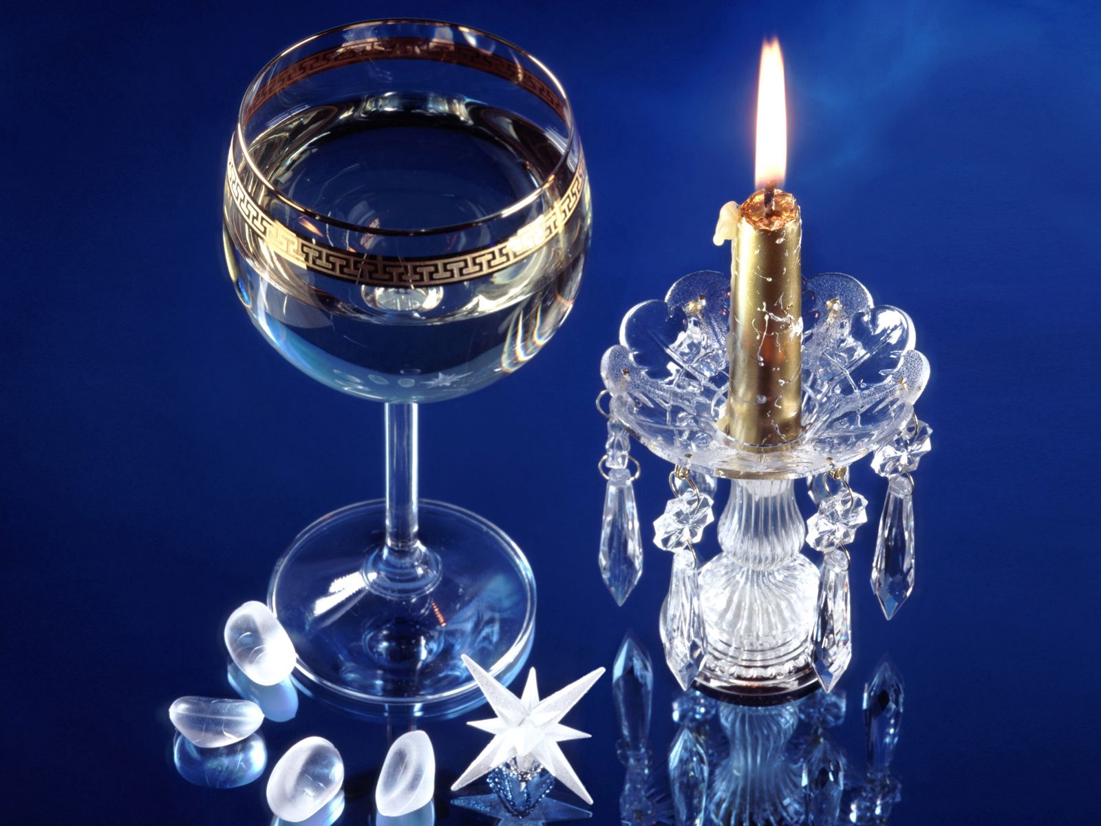 Добрый вечер свечи. Новогодняя свеча. Свеча в бокале. Свечи на фужерах новый год. Добрый вечер свечи и бокалы.