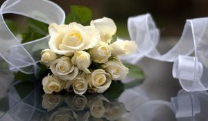 Превью обои розы, белоснежные, цветы, букет, лента, отражение
