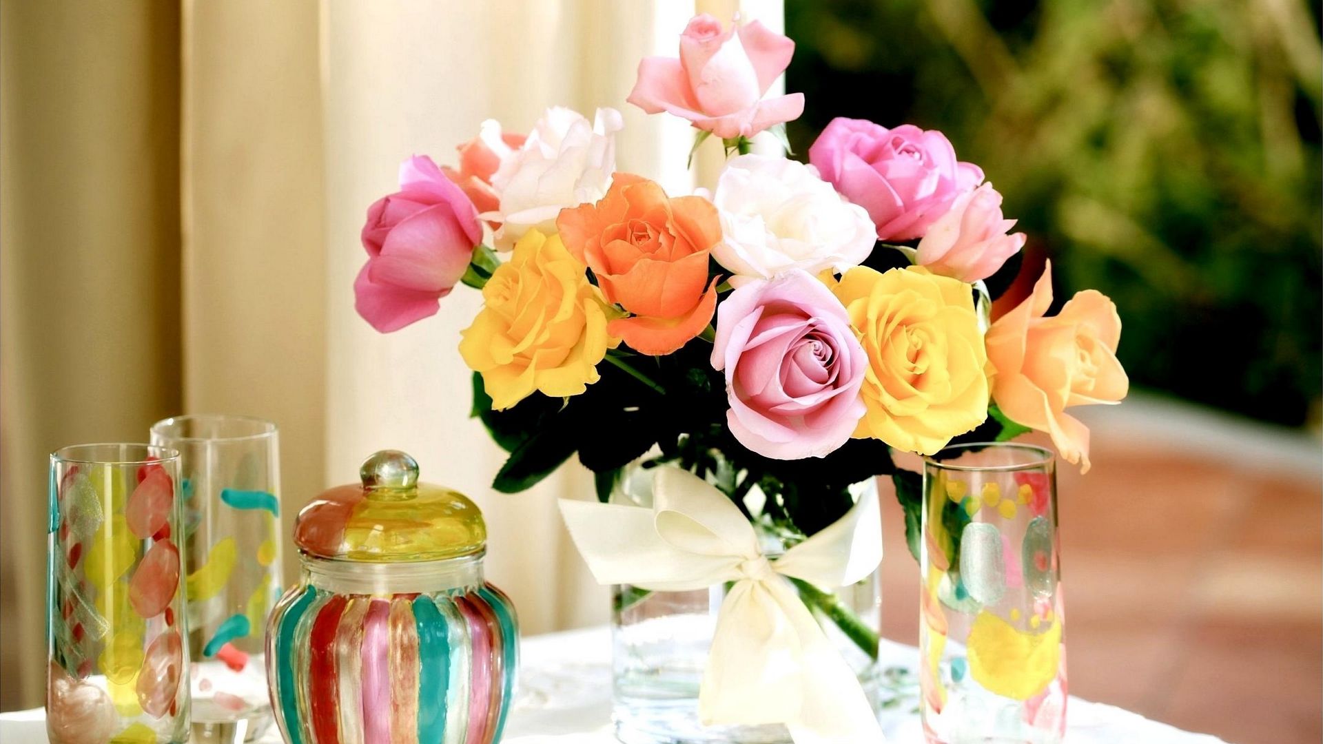 Цветы в стаканчиках на стол