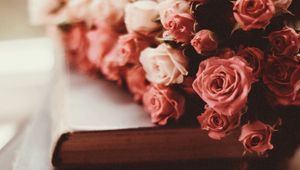 Превью обои розы, букет, цветы, розовые, книги