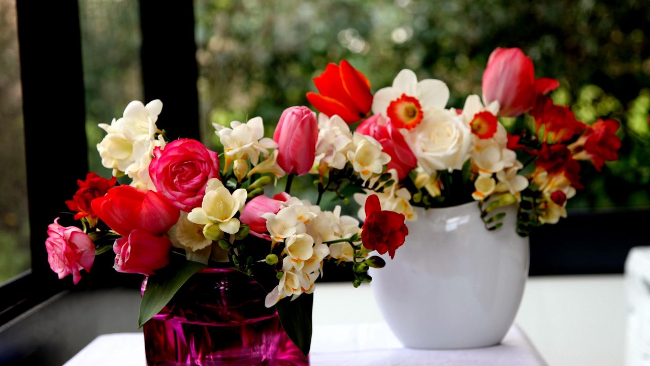 Обои розы, фрезия, цветы, нарциссы, тюльпаны, букеты, вазы
