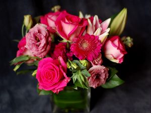 Превью обои розы, герберы, цветы, бутоны, букет, стакан, композиция