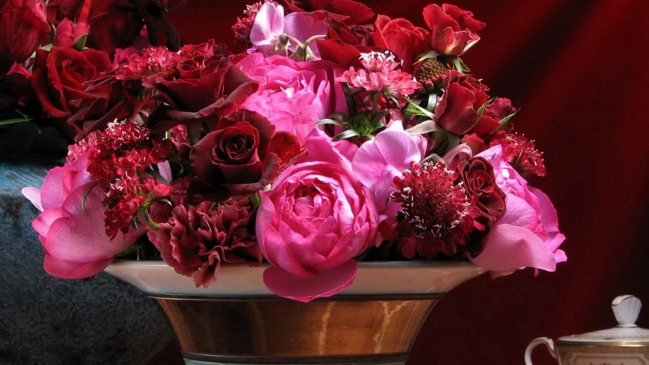 Обои розы, гвоздики, цветы, букет, ваза, лепестки, стол
