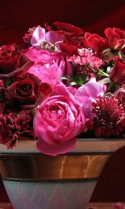 Превью обои розы, гвоздики, цветы, букет, ваза, лепестки, стол