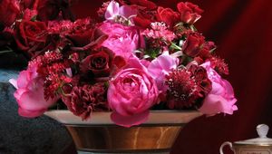 Превью обои розы, гвоздики, цветы, букет, ваза, лепестки, стол