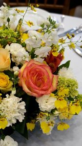 Превью обои розы, гвоздики, цветы, композиция, стол, сервировка