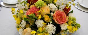 Превью обои розы, гвоздики, цветы, композиция, стол, сервировка