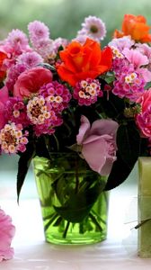 Превью обои розы, хризантемы, лантана, цветы, букет, свечи, фигурки, ангелочки