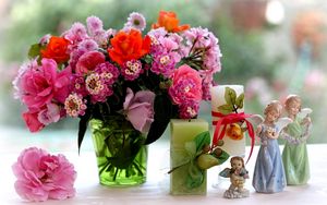 Превью обои розы, хризантемы, лантана, цветы, букет, свечи, фигурки, ангелочки