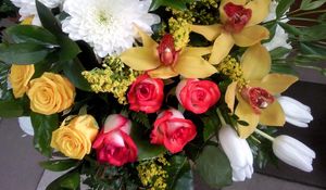 Превью обои розы, хризантемы, орхидеи, тюльпаны, цветы, букет, зелень, красиво