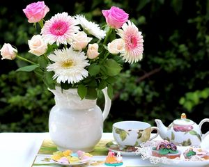 Превью обои розы, хризантемы, цветы, букет, кувшин, угощения, чайный сервиз