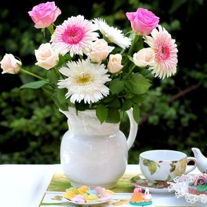 Превью обои розы, хризантемы, цветы, букет, кувшин, угощения, чайный сервиз