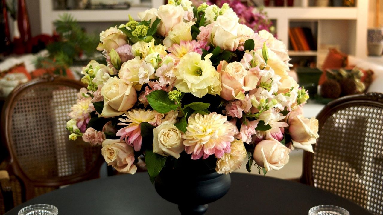 Обои розы, хризантемы, цветы, букет, ваза, стол