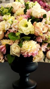 Превью обои розы, хризантемы, цветы, букет, ваза, стол