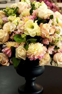 Превью обои розы, хризантемы, цветы, букет, ваза, стол